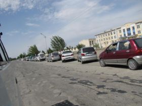 24 er staan overal in Oezbekistan kilometers files voor de tankstations, er is geen benzine of diesel te krijgen.jpg