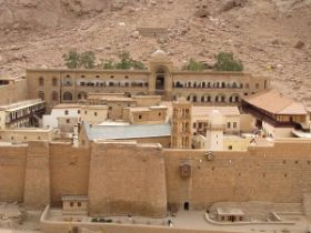 12 Catharina klooster in de Sinai, en de bouwer is onthoofd omdat het niet een echt goed veilige plek was zo in het dal, maar nu hebben ze tenminste water.jpg
