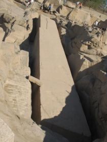 03 de grote unfinished obelisk, die helaas barste tijdens het bewerken omdat ie anders misschien wel in Berghem was komen te staan.jpg