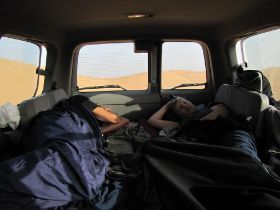 7 we slapen in de auto die ruim genoeg is, op de grond kroop teveel rond.jpg