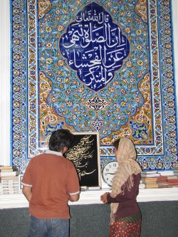 24 We bezoeken de Moskee van Bastak in Zuid Iran en Sjarouz geeft ons uitleg