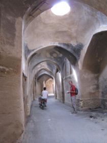 11 Straatje in de oude binnenstad van Yazd, waar alles uit klei is opgebouwd, nu nog steeds.jpg