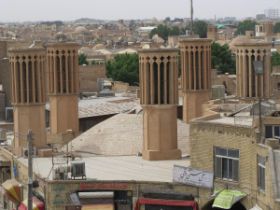 11 Windtorens, of Badgirs, die de weinige wind uit de woestijn vangen en zo verkoeling in de woonkamers brengen, vind je overal in Yazd.jpg