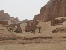 13 We rijden de woestijn ten noorden van Kerman (zuidoost iran) in en zien een woestijnkamp, voor toeristen of toch oude bewoning.jpg