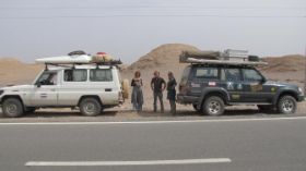 14 asfalt weer gevonden in de Khaluts woestijn, ieder zijns weegs, wij noord, zij zuid.jpg