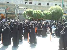 17 2 Vrouwen in optocht naar het centrum van Mashhad ter ere van Fatima, de dochter van Mohammed.jpg