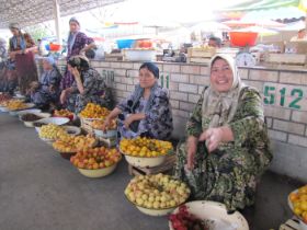9 super fruit van de vriendelijke dames op de markt.jpg