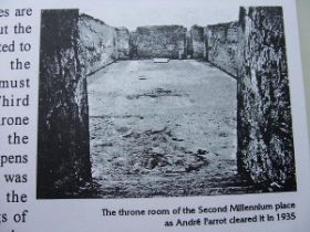 troonzaal uit 2500 v Chr met André na het stof weggeblazen te hebben in 1935.jpg