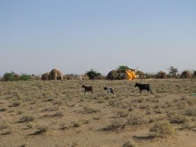 29 een van de dorpjes die we passeren in keniaanse landschap.jpg