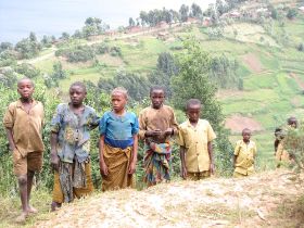 15 kindjes in rwanda, die ons trouwens allemaal een email adres vroegen en hun eigen gaven.jpg