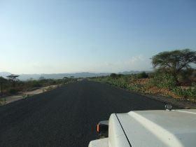 25 groeten uit de rimboe, de tijd gaat snel, de huidige weg geasfalteerd naar de Omovallei, met het donker oer afrika.jpg