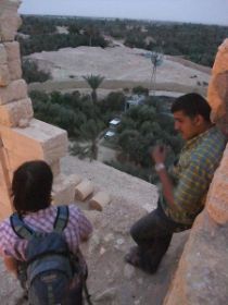 vanuit de Tempel van Bell (Palmyra), 2e eeuw n Chr kijken we samen met de bewaker op onze slaapplaats ernaast.jpg