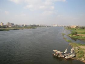 18 skyline van cairo aan de nijl.jpg
