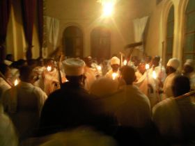 06 chanting, het zingen en dansen van de priesters tijdens de nachtmis met kerstmis in ethiopia.jpg
