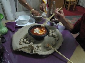 08 ethiopische fondue, Tholoh, smaakt heerlijk en krijg je alleen in Adigrat.jpg