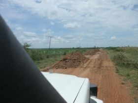2 25 onderhoud ligt klaar aan de toch al goede weg in noord west tanzania.jpg