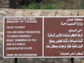 7 vriendelijk wordt in Oman gevraagd met de gelovigen rekening te houden, dames Tshirt aan graag met zwemmen (1).jpg