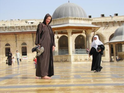 Saskia in gepaste geleende kleding in Moskee