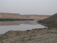 De Eufraat met zijn brede bedding is behoorlijk getemd door de stuwdam hogerop