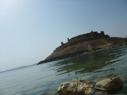 assad dam (stuwmeer) waar een burcht ligt (Qalaat Djabaar) en onze auto erlangs staat en we heerlijk konden zwemmen
