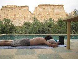 In Palmyra, stad van de palmen, slapen we heerlijk op een Bedoienencamping naast de ruines