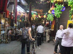 Heerlijk door de Souqk van Damascus fietsen, hier en daar even lopen vanwege het winkelend publiek
