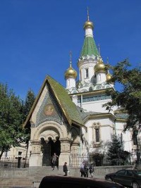 mooie kerk in Sofia met Emiel op de voorgrond, onze eerste kaars aangestoken