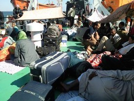 drukte op het dek van de passagiersboot naar Soedan