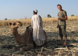 emiel drinkt kamelenmelk