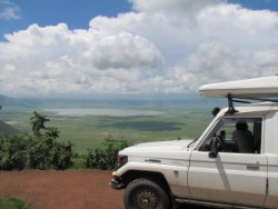 2 27 we staan op de kraterrand en kijken onze ogen al uit, Ngorongoro lijkt op een paradijs
