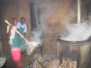 1 22  hoe kook je nou in Tanzania voor honderden meisjes die op de nonnenschool zitten, nou op hout, heel veel hout