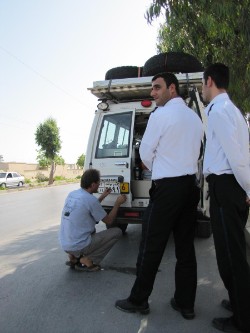 Dag twee in iran, eindelijk zijn we de grens over, met hulp van de politie zelfs zo snel, op weg met Buca's nieuwe nummerplaten