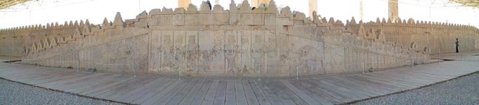 28 De oosttrap van de Apadana, waar in bas-reliefs oa de Medische en Perzische hoogwaardigheidsbekleders in optocht naar persepolis komen