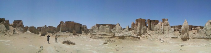 23 Qeshm heeft dit Unesco Geo park dat ook op google earth er erg bijzonder uitziet, probeer maar, en misschien zie je ons nog lopen