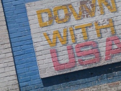 6 2 duidelijk, op de muur van de voormalige US ambassade