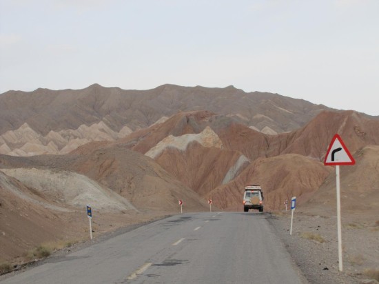 14 berggebied in het verre oosten van Iran, met waanzinnige kleuren en verschillen