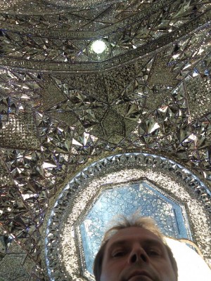 17 Het heiligste der heilige, verboden voor niet moslims, mausoleum Imam Reza, graftombe zelf is glinsterende opengewerkte gouden kooi waar pelgrims hysterisch tegenaandwepen tot huilen aan toe