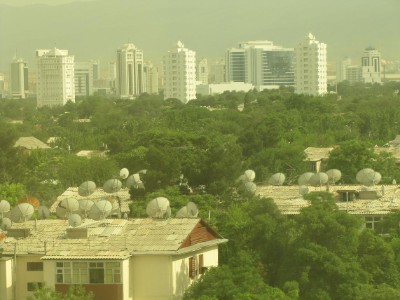 19 uitzicht vanuit onze hotelkamer. Het oude en het nieuwe Ashgabat