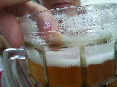 19 reisgids vermeld het al, antidiaree spul meenemen naar Turkmenistan, hier ons bierglas met alg aanslag aan de binnenkant
