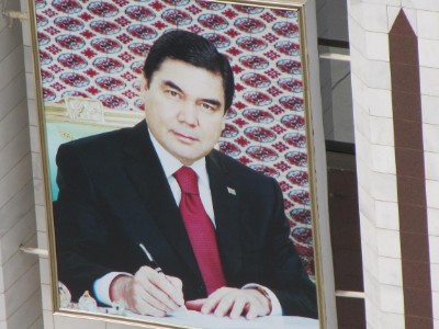 19 Turkmenbashi, voormalig president Niyazov was overal, de nieuwe president is overal