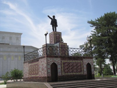 19 Lenin op een nogal groot en typisch centraal aziaatisch voetstuk